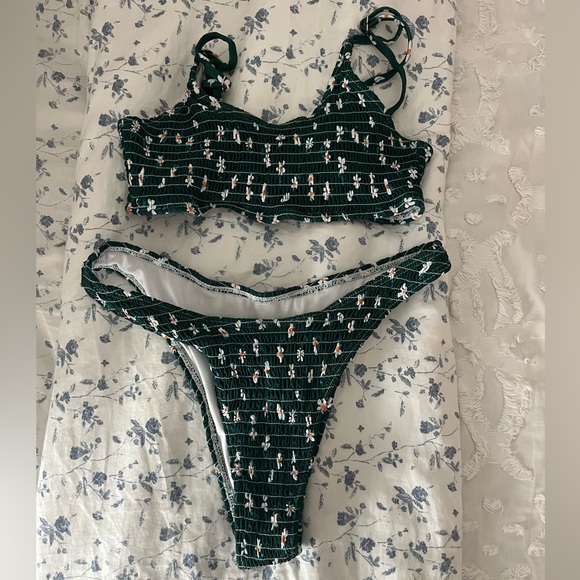 Bathing suits - Picture 4 of 5